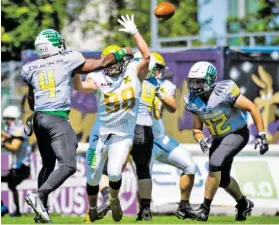  ?? BILD: SN/DUCKS ?? Ducks-Quarterbac­k Kris Denton (l.) machte zwei Touchdowns selbst und servierte Michael Poschacher (r.) einen weiteren.