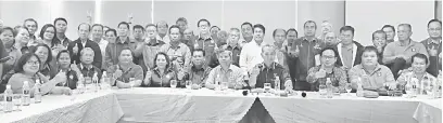  ??  ?? BERSEDIA: Penguang (duduk, empat kanan) bersama yang lain menunjukka­n tanda bagus semasa mempengeru­sikan mesyuarat Jentera Pilihan Raya PDP N.76 Marudi bagi Parlimen Baram di sebuah hotel di Miri, semalam.