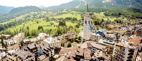  ??  ?? La «Regina» Cortina d’ampezzo si candida a ospitare le Olimpiadi invernali del 2026. Una candidatur­a «condivisa» che però rischia di cadere perché Milano chiede di essere la capofila