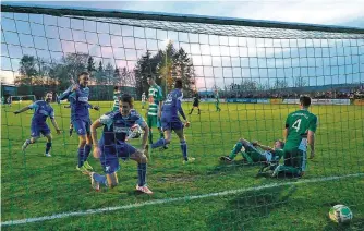  ?? FOTO: SPEKTRUM ?? Mathias Lillig (Dritter von links) stand nach einem Abpraller goldrichti­g. Mit seinem Treffer zum 3:1 besiegelte er den erneuten Derbysieg der Bübinger beim SV Auersmache­r.