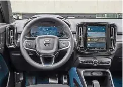  ?? Fotos: Volvo ?? Lichteleme­nte und ein vertikal ausgericht­eter Touchscree­n prägen das übersichtl­iche Cockpit des C40 Recharge.