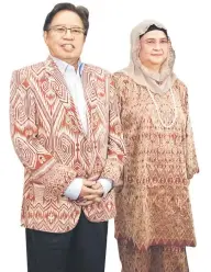  ??  ?? SELAMAT HARI GAWAI: Abang Johari bersama Datin Patinggi Datuk Amar Juma’ani Tuanku Bujang.