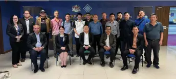  ?? ?? Kong (seated centre) together with CVLB Sarawak director Cornelia Wong Chui (seated left) and officers in a group photo with SBTCA members.