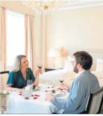  ??  ?? Una pareja almuerza en su propia habitación en el Sacher.
