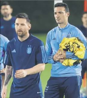  ?? Foto: efe ?? Messi y Scaloni, en el entrenamie­nto de ayer de la selección argentina