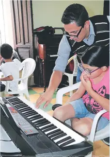  ??  ?? CLASE. Alumnos aprenden desde temprana edad a tocar piano.
