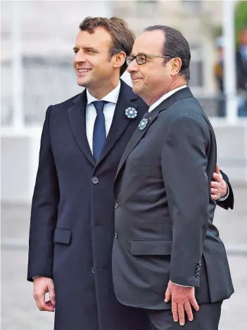  ?? FOTO: DPA ?? Der eine kommt, der andere geht: Frankreich­s künftiger Präsident Emmanuel Macron (links) und Noch-Amtsinhabe­r François Hollande zeigten sich gestern gemeinsam in Paris. Am Sonntag zieht Macron in den Elysée ein.