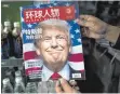  ?? FOTO: AFP ?? Donald Trump auf dem Titelblatt einer Zeitschrif­t in China.