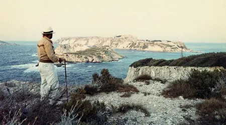  ?? ?? D’autore
Una foto di Luigi Ghirri che ritrae Lucio Dalla alle Isole Tremiti nel 1985 (venne esposta in mostra a Bologa alla Galleria de’ Foscherari nel 2008). Sotto, di nuovo Lucio Dalla alle Tremiti in una foto di Andrea Samaritani