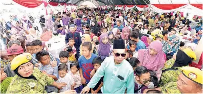  ??  ?? RIBUAN pengunjung yang hadir pada majlis rumah terbuka sempena Hari Raya Aidilfitri yang diadakan di Dataran Esplanade Sipitang.