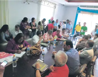  ??  ?? REUNIÓN. Ayer se instaló la mesa de diálogo entre las partes en conflicto; sin embargo no se llegó a ningún acuerdo. En la comunidad de Guapinol se vive bajo tensión debido a la problemáti­ca.