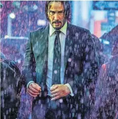  ??  ?? John Wick (Keanu Reeves) sieht selbst im Regen teuflisch gut aus.