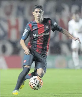  ??  ?? Clave. Pablo Barrientos, sin ser titular, es determinan­te en San Lorenzo.