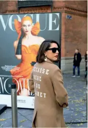  ??  ?? EUGENIA DE LA TORRIENTE, DIRECTORA DE VOGUE ESPAÑA, CON ECOALF EN EL MERCADO (NAVIDEÑO) DE LAS FLORES DE VOGUE, EN MADRID.