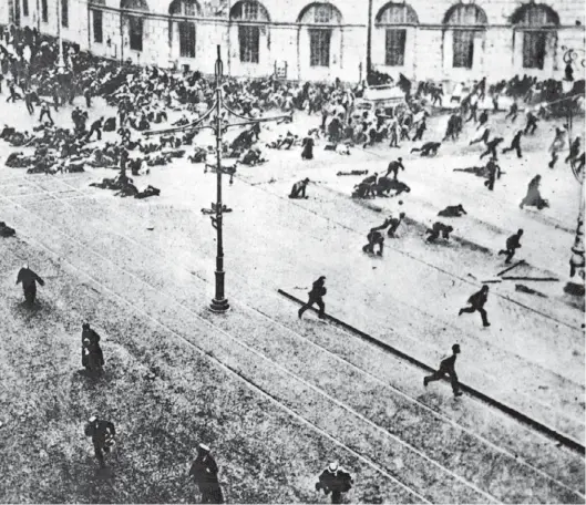  ??  ?? Octubre, 1917. Escena de disturbios en plena revolución bolcheviqu­e, en la entonces Petrogrado (San Petersburg­o).