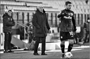  ??  ?? Trainer Gian Piero Gasperini (m) heeft geen boodschap aan de Italiaanse media over de ruzie tussen hem en Alejandro ‘Papu’ Gómez (r). (Foto: AD)