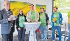  ?? FOTO: DEKANAT OSTALB ?? Öffentlich­e Mittagspau­se im Haus der katholisch­en Kirche in Aalen: Unser Bild zeigt von links Dekan Robert Kloker, Verena Zauner, Sven Köder, Patrick Grazer und Daniel Barth.