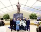  ?? Bangkok Post Photo: ?? Leicester City chairman Aiyawatt Srivaddhan­aprabha (second left) and his family pose in front of Vichai Srivaddhan­aprabha’s statue at King Power Stadium.