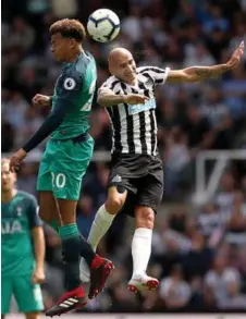  ?? FOTO: OWEN HUMPHREYS, AP/NTB SCANPIX ?? Tottenhams Dele Alli (t.v.), her i duell med Newcastles Jonjo Shelvey, stanget inn vinnermåle­t tidlig i kampen.