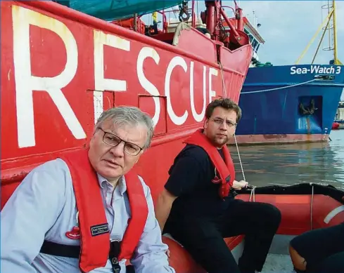  ??  ?? Der Hamburger Pastor Markus Hentschel (l.) hat mit Sea-Eye-Sprecher Gorden Isler die auf Malta festgesetz­ten Rettungssc­hiffe besucht.