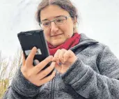  ?? FOTOS: SIMON SCHWÖRER ?? Mit der neuen Web-App mit Audioguide können Museumsbes­ucher bei einem Stadtrundg­ang mehr über die jüdische Geschichte Laupheims erfahren. SZ-Volontärin Katharina Carle hat den Test gemacht.