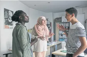  ??  ?? Maryam Pougetoux discusses a student protest with colleagues in Paris.