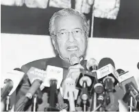  ?? — Gambar Bernama ?? SOAL JAWAB BERSAMA MEDIA: Dr Mahathir ketika sidang media pada majlis penyerahan kad keanggotaa­n BERSATU kepada enam Anggota Parlimen yang telah keluar UMNO di Yayasan Kepimpinan Perdana di Putrajaya, kelmarin.