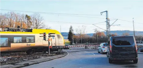  ?? FOTO: MÖCKLIN ?? Noch ist alles beim Alten: Warten am Bahnüberga­ng Goldshöfe. Die Vorbereitu­ngen für eine Brücke haben aber bereits begonnen. Und im Anschluss?