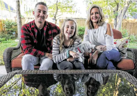  ?? Godofredo A. Vásquez / Staff photograph­er ?? Kenyon Saylor White, Peyton and Shari Nightingal­e have been brought together as a family, seven years after Peyton’s mother was killed.