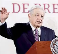  ?? ?? ▮ El Presidente López Obrador obsequió tras la conferenci­a un ejemplar autografia­do de su más reciente libro titulado “Gracias”.