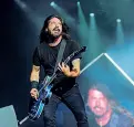  ??  ?? A sinistra la folla dei 60 mila alle Cascine. Sopra, Dave Grohl e l’entusiasmo dei fan