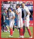  ??  ?? MUCHO CALOR. Los jugadores del Sevilla en la pausa de refresco el pasado domingo en Valencia.