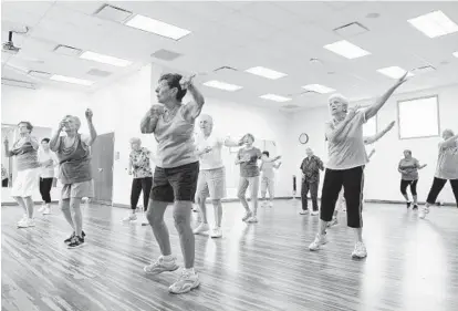  ?? NICOLE MUNCHEL/BALTIMORE SUN MEDIA GROUP ?? Seniors exercise to stay young during an Agewell Aerobics class in Ellicott City.