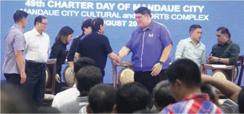  ?? JOY TORREJOS ?? President Rodrigo Duterte is greeted by Mandaue City Mayor Luigi Quisumbing during his visit to the city last Thursday. Several prominent personalit­ies in Cebu are hoping for a meeting between Duterte and Cebu City Mayor Tomas Osmeña to iron out issues.