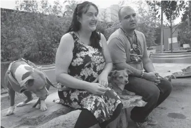  ?? Photos by Paul Chinn / The Chronicle ?? Above: Sarah Smith and boyfriend Zack Minjarez, with dogs Bella and Buddha, prepare to move out of the Berkeley Navigation Center.