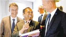  ?? FOTO: MARTINA DIEMAND ?? Das freute die Kemptener Gastgeber (links Dachser-Vorstandsv­orsitzende­r Bernhard Simon und rechts Oberbürger­meister Thomas Kiechle). Der indische Generalkon­sul, Sugandh Rajaram, überreicht­e ein Buch über seine Heimat.