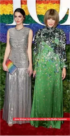  ??  ?? Diosa mexicana. Thalía optó por un espectacul­ar vestido en tono azulado del diseñador Julien Macdonald que llevó con una capa con plumas y un colorido “clutch” que homenajeó al mes del Orgullo. Anna Wintour, by Gyvenchy, y su hija Bee Shaffer Carrozzini.