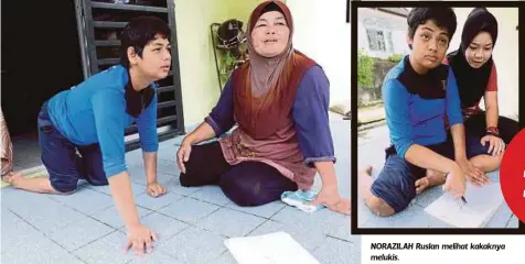  ??  ?? NUR Hasyimah merangkak ke arah ibunya, Norepah di rumah mereka di Taman Batang Melaka Baru. NORAZILAH Ruslan melihat kakaknya melukis.