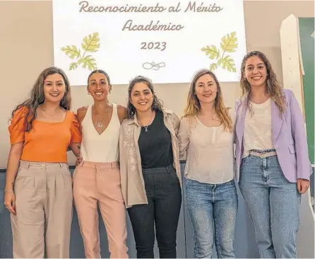  ?? ?? EUGENIA SABRINA Mendoza (izq.); Lourdes María Martínez; Florencia Ballesi; María Emilia Schulz y Miren Lasa, las premiadas.