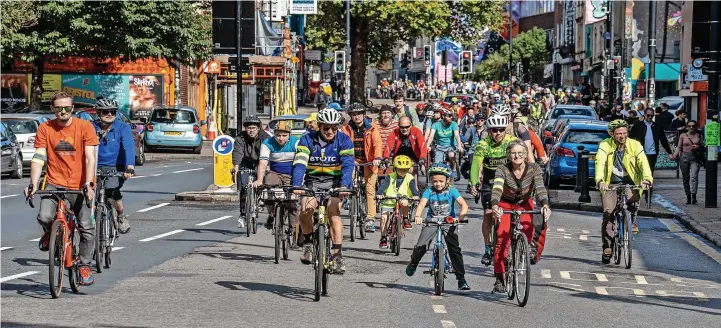  ?? Picture: Robert Browne ?? Cyclists on their ride around the city centre demonstrat­ing for safer cycling