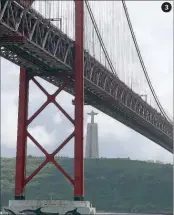  ??  ?? 1O cartaz da polémica, nas ruas de Lisboa 2A Golden Gate, na cidade de São Francisco,
nos Estados Unidos 3A Ponte 25 de Abril, que liga Lisboa à margem sul do rio Tejo