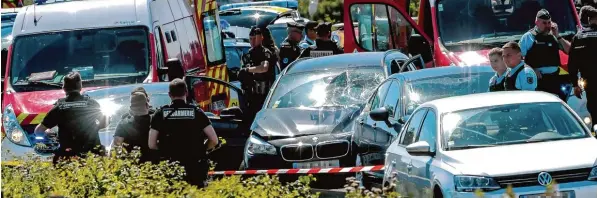  ?? Foto: Philippe Huguen, afp ?? Ende einer Flucht. Die Polizei stoppte bei Marquise, also im Norden des Landes, den Fahrer, der mit seinem Wagen in Paris in eine Gruppe von Soldaten gefahren war. Bei dem Angriff wurden sechs Armeeangeh­örige verletzt. Die Hintergrün­de der Tat sind...