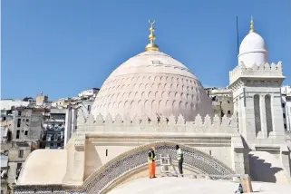  ??  ?? Workers restore part of the roof of the Ketchaoua Mosque in Algiers in a file photo. (AFP)