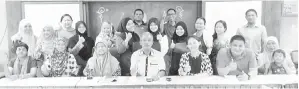  ??  ?? SAHAR (tengah) bersama guru-guru yang menghadiri sesi perkongsia­n pada program itu.