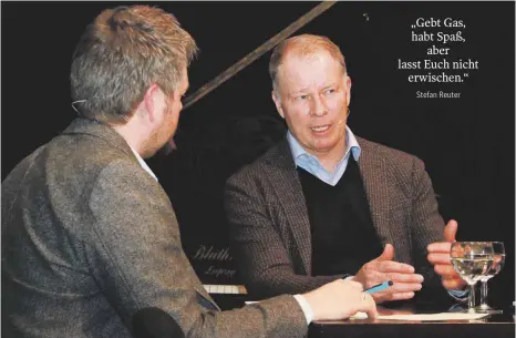  ?? FOTO: SIMON NILL ?? Besonnen, schlagfert­ig und humorvoll: Stefan Reuter (rechts) ist zu Gast beim Talk im Bock mit Moderator Andreas Müller.