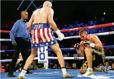  ?? FOTO: MIKE SEGAR/REUTERS ?? Tom Schwarz kauert nach dem Niederschl­ag des klar überlegene­n Tyson Fury auf dem Ringboden.