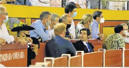  ?? ERASMO FENOY ?? Morante de la Puebla conversa con José Ignacio Landaluce durante la corrida celebrada en Algeciras el pasado sábado.