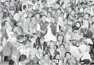  ?? — Gambar Bernama ?? KENANGAN: Tuanku Syed Faizuddin (tengah) dan Tuanku Lailatul Shahreen berkenan bergambar bersama para peserta selepas merasmikan ‘Karnival Varsity IMT- GT Ke 20’ malam semalam.