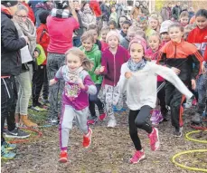  ?? FOTOS: KUHLMANN ?? Für jede gelaufene Runde gibt es einen Stempel. Eltern und Mitschüler feuern die Läufer an.