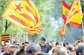  ?? ÀLEX GARCIA ?? Els Mossos van formar un cordó de seguretat entre els dos bàndols